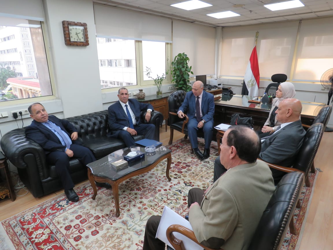 لقاء وزير المالية مع نقيب المحامين 