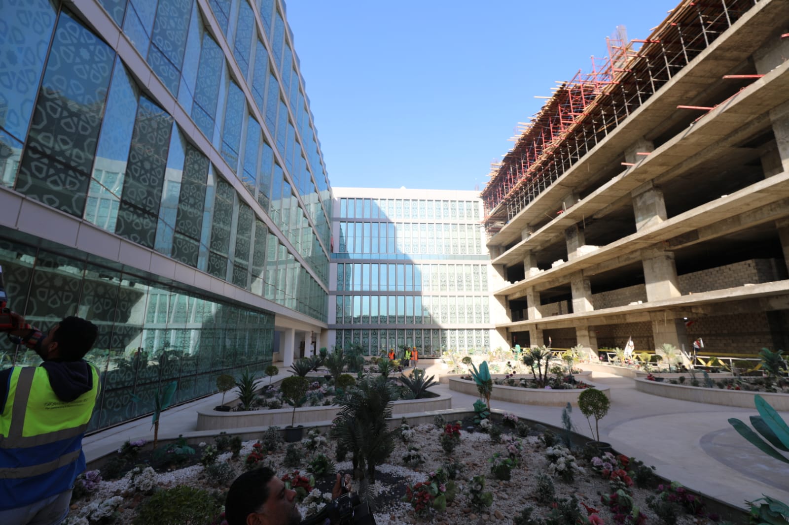 عاشور والخشت يتفقدان إنشاءات مستشفى 500 500 بالشيخ زايد