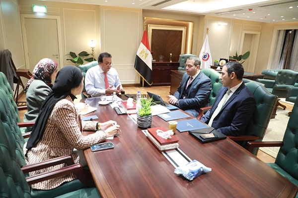 عبد الغفار يبحث مع ممثلي صندوق