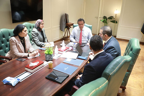 عبد الغفار يبحث مع ممثلي صندوق