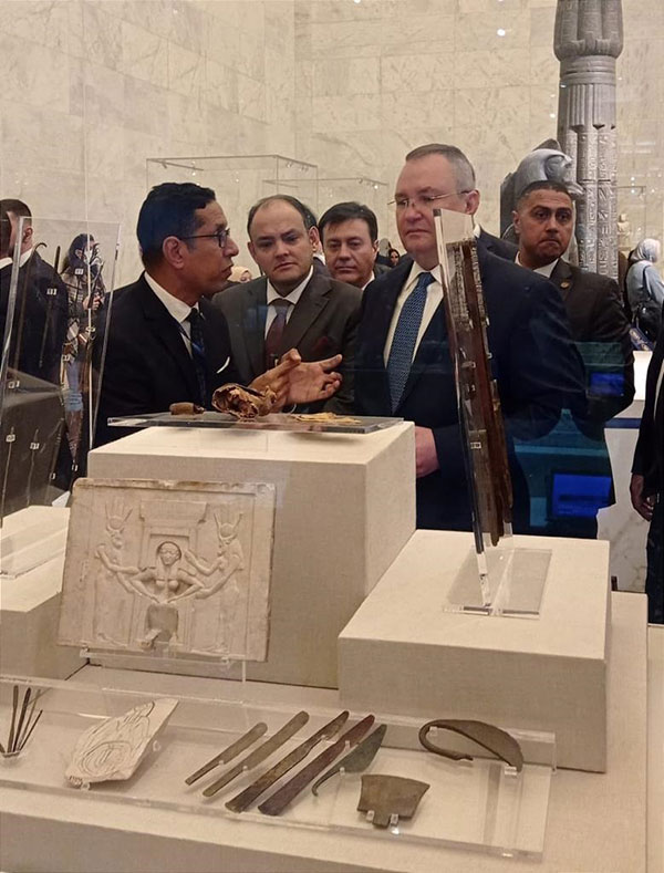 رئيس وزراء رومانيا والوفد المرافق له يزورون متحف الحضارة
