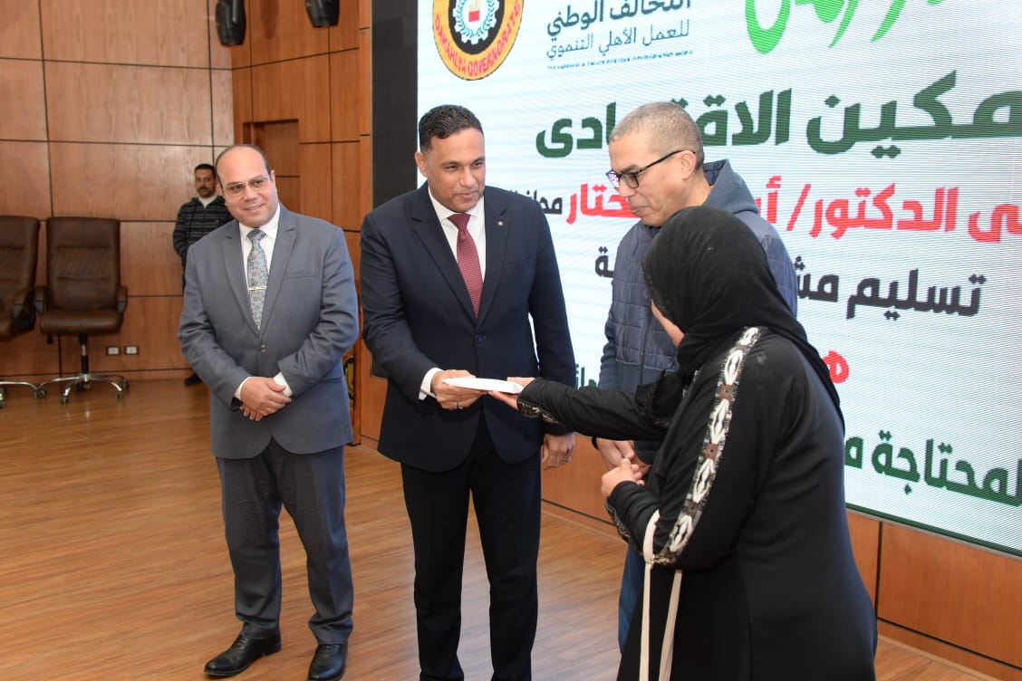 تسليم المشروعات التنموية 