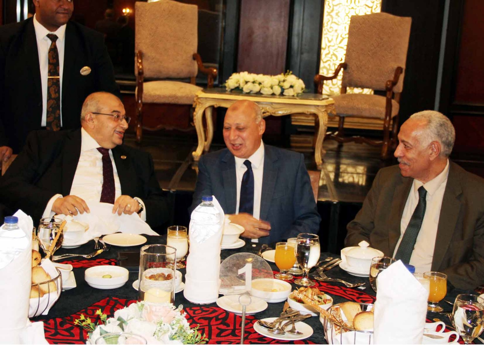 رئيس مصلحة الضرائب المصرية مع جمعية خبراء الضرائب المصرية 