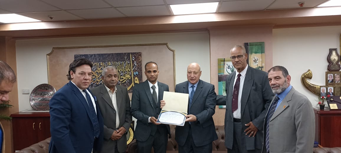 رئيس الضرائب يكرم أحد العاملين لإعادته مبلغ مليون ومائتان ألف جنيه عثر عليه