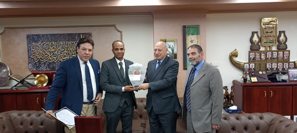 رئيس الضرائب يكرم أحد العاملين لإعادته مبلغ مليون ومائتان ألف جنيه عثر عليه