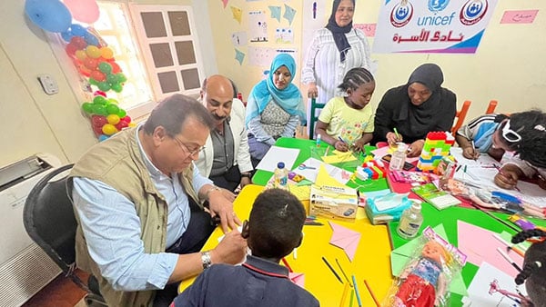 وزير الصحة يتفقد وحدة الدعم النفسي لخدمة أطفال أسر القادمين من السودان 