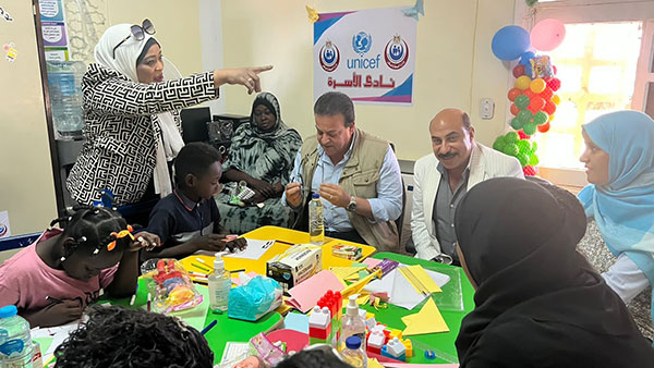 وزير الصحة يتفقد وحدة الدعم النفسي لخدمة أطفال أسر القادمين من السودان 
