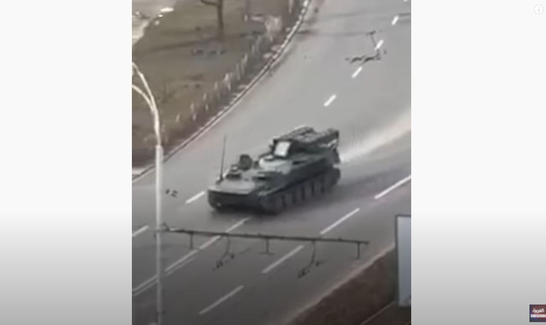 دبابة روسية تدهس سيارة أوكرانية 