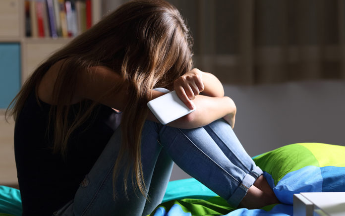 هل اكتئاب البالغين مرتبط باستخدام وسائل التواصل الاجتماعي؟