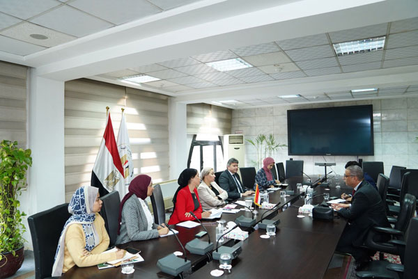 وزيرة البيئة ومحافظ الفيوم يترأسان لجنة مشروعات إعادة التوزان البيئي لبحيرة قارون.. صور