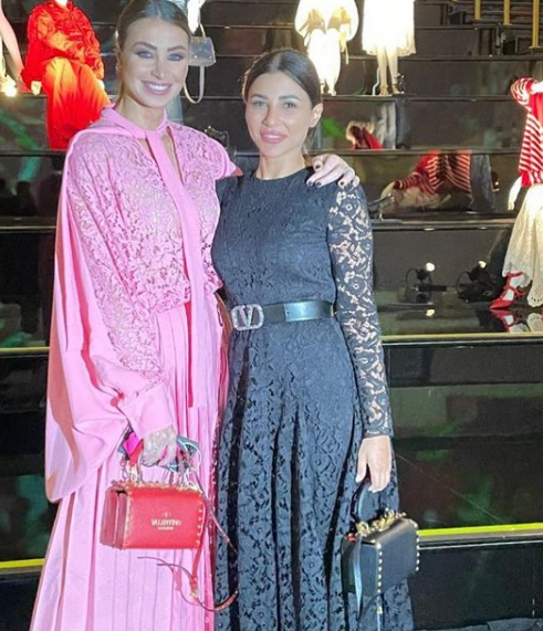 أنابيلا هلال تتألق بالوردي أثناء حضورها إيفيت عشان لبيت أزياء عالمية