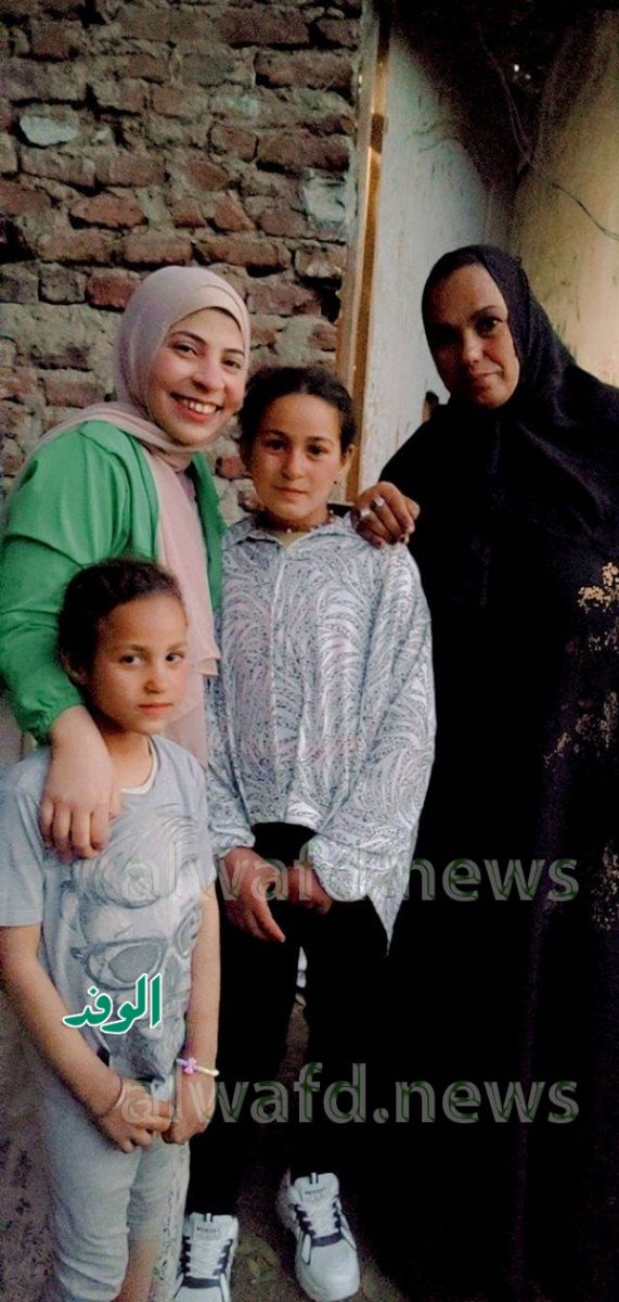 محررة الوفد مع عائلة الطفلة