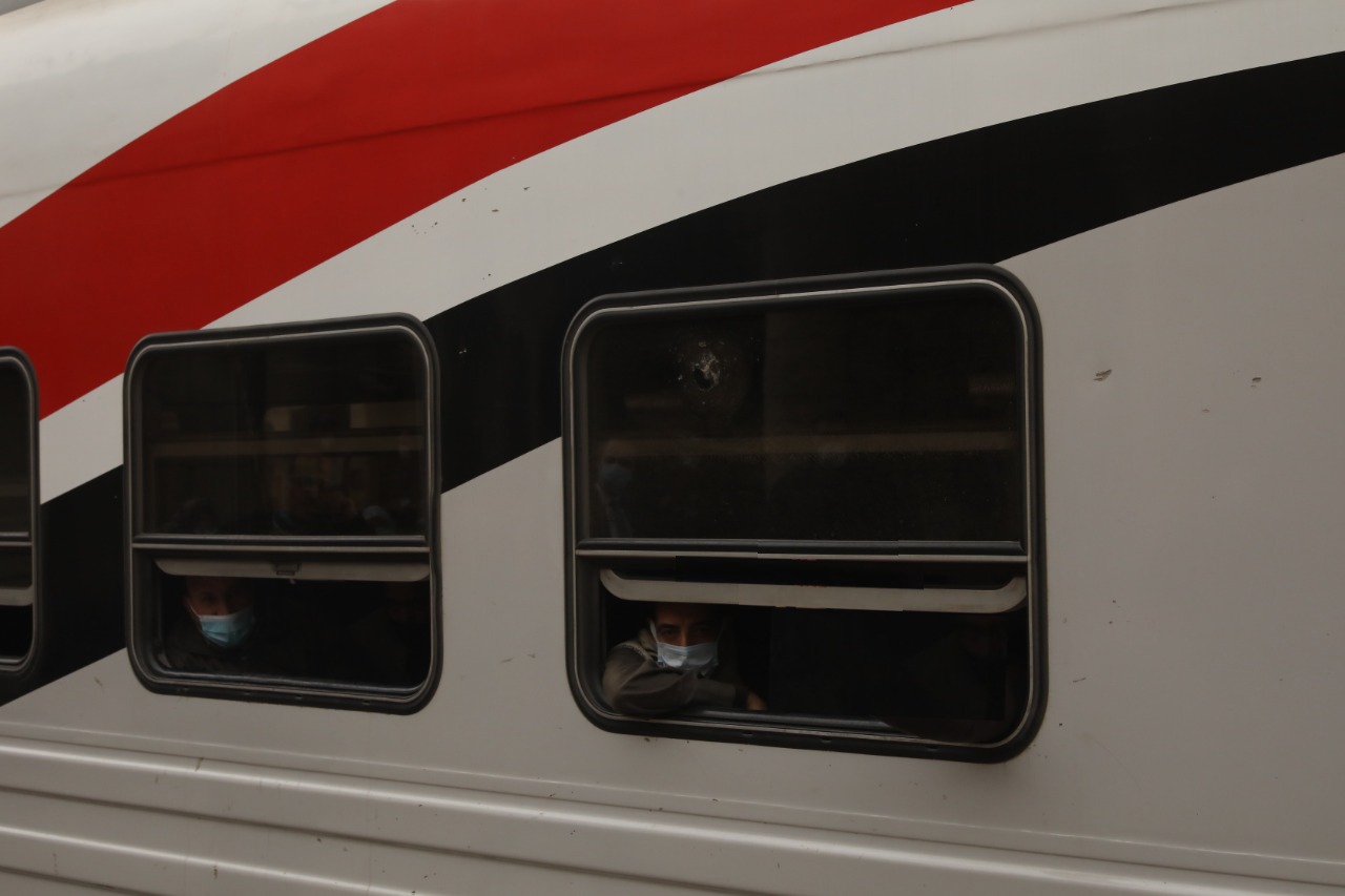 النقل تناشد المواطنين توعية الأطفال بخطورة رشق القطارات بالحجارة