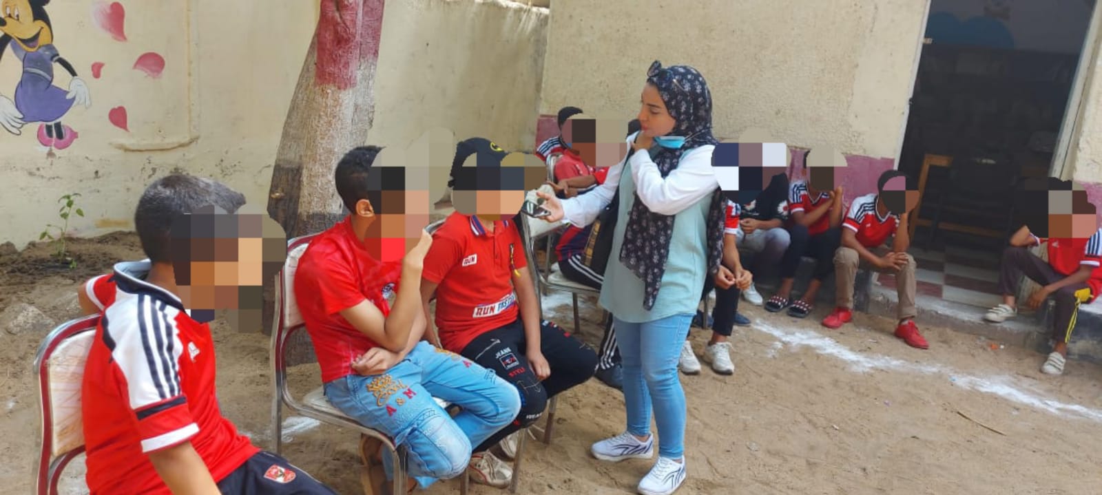 محررة الوفد مع الأطفال العاملين