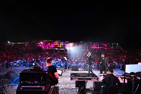 وائل جسار يشعل ختام مهرجان رأس الحكمة ويبكي مع أغنية