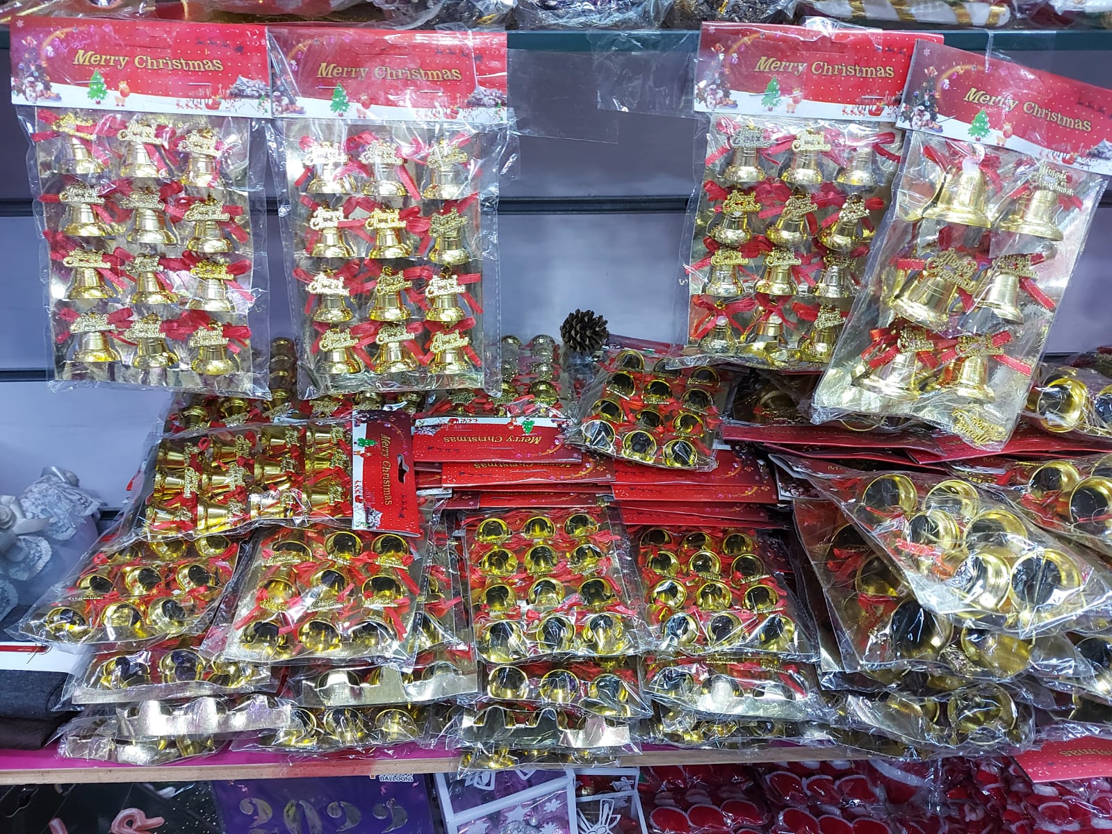 سانتا كلوز يشعر بخيبة الأمل.. والتُجار يشتكون من ضعف الإقبال