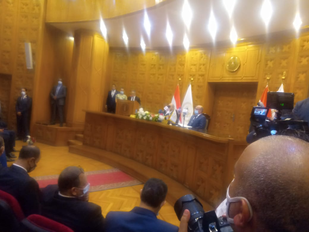 أعضاء النيابة الإدارية الجدد يلتقطون صورًا تذكارية قبل حلف اليمين