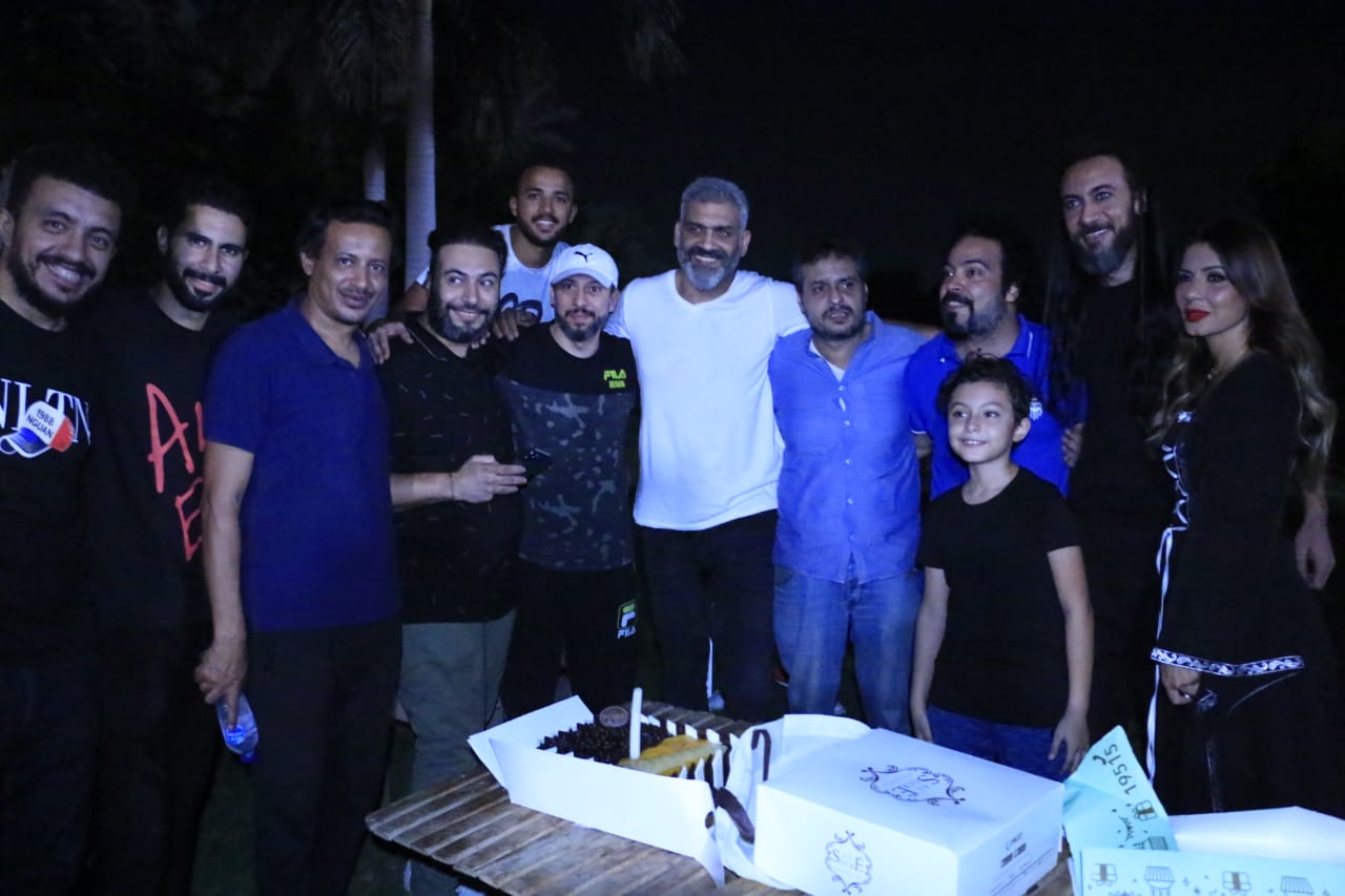 أسرة مسلسل «الغراب» تحتفل بعيد ميلاد هاني عادل.. صور