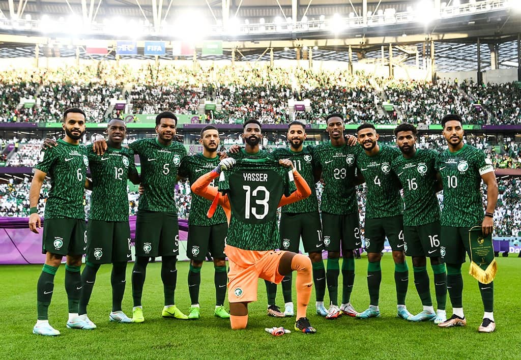 لاعبو المنتخب السعودي يدعمون ياسر الشهراني قبل إنطلاق مباراة بولندا