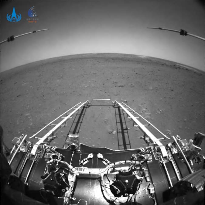 الصور الأولى التي التقطتها المركبة جوورونج الجوالة على سطح المريخ
