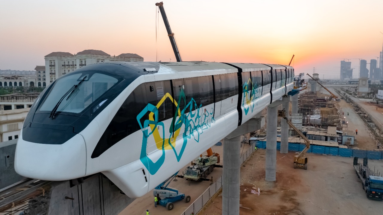 تثيبت أول قطار مونوريل بمسار شرق النيل 
