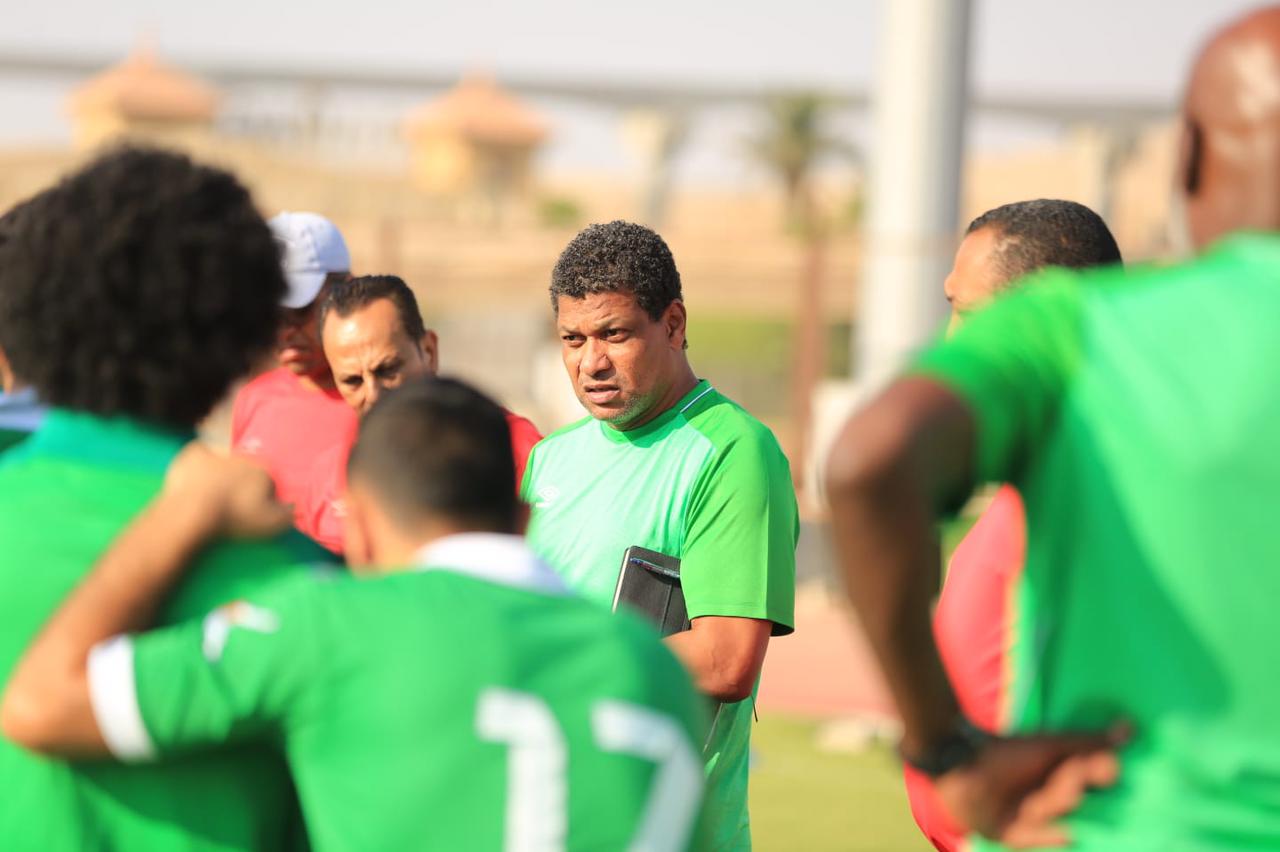 علاء عبد العال مع لاعبيه