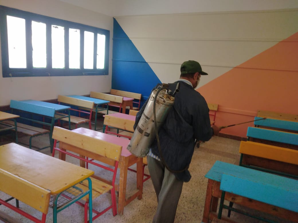 تطهير وتعقيم المدارس استعدادا لاستقبال الطلاب في أول يوم دراسي بكفر الشيخ (صور)