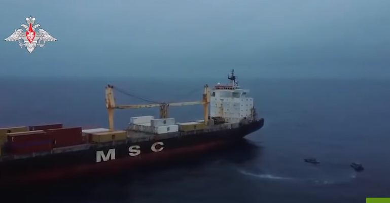 البحرية الروسية تنفذ عملية إنزال نادرة على سفينة تجارية لإنقاذها من القراصنة