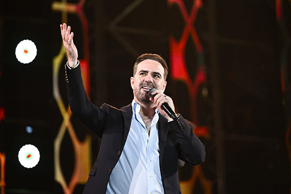 وائل جسار يشعل ختام مهرجان رأس الحكمة ويبكي مع أغنية