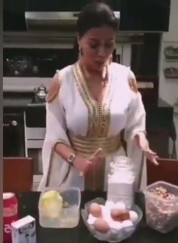 رانيا يوسف بالقفطان المغربي في المطبخ 