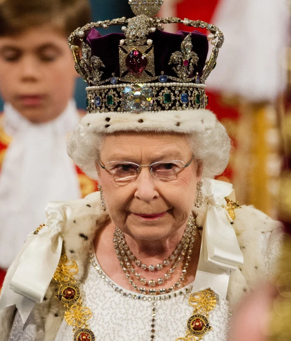 تاج الملكة إليزابيث الثانية