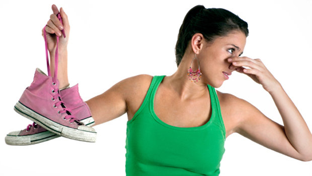 التخلص من رائحة الحذاء الكريهه