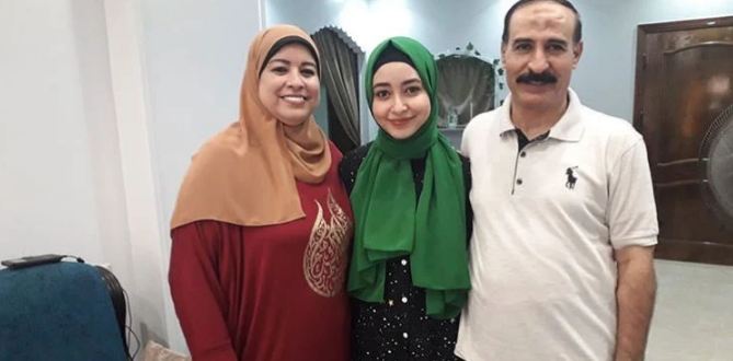 الطالبة سارة علاء الثالثة على الجمهورية في الثانوية العامة  مع والديها