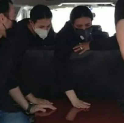 دنيا وإيمي سمير غانم من جنازة والدتهما دلال عبد العزيز