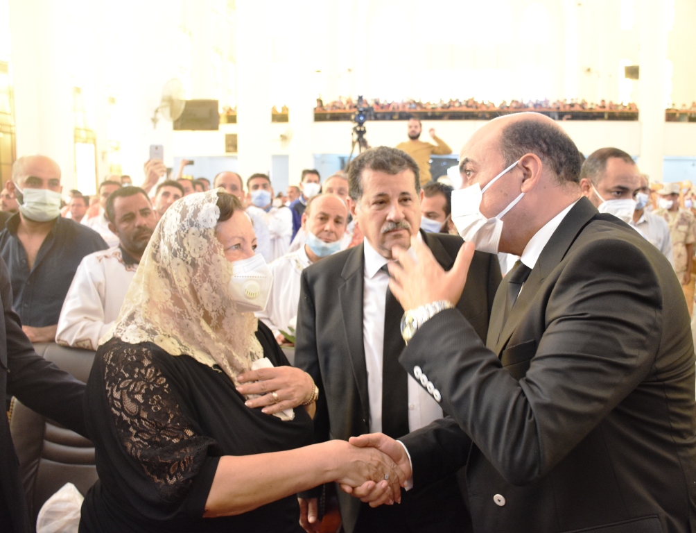 محافظ أسوان يشارك في صلاة الجنازة على الانبا هدرا