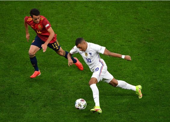 انطلاقة مبابي خلال مباراة اسبانيا امام فرنسا في نهائي الامم الاوروبية