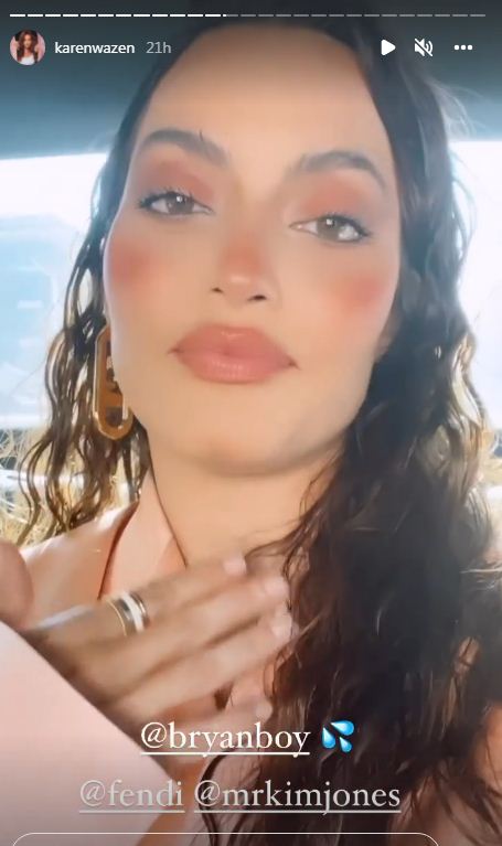 منة فضالي تتألق بفستان مقلم على 