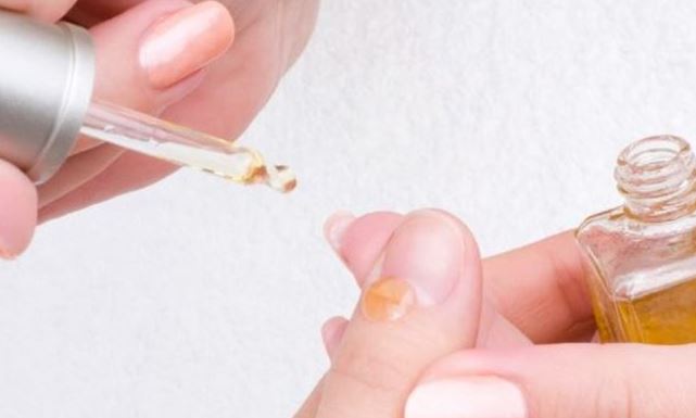 زيت لوز للعناية بالأظافر