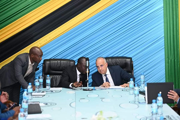 وزير الري يصل تنزانيا لبحث تعزيز 