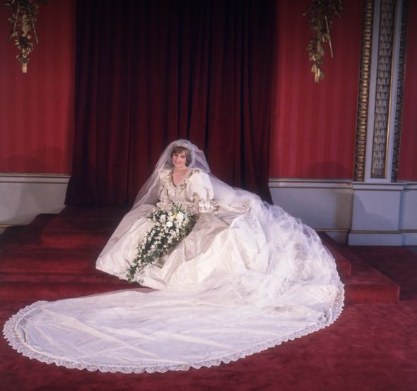 فستان زفاف الاميرة ديانا الاطول في تاريخ الملكي 