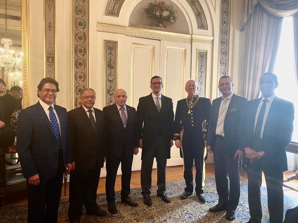 صور.. الملكة اليزابيث تستقبل السفير المصري الجديد بلندن وترسل تحية للرئيس السيسي