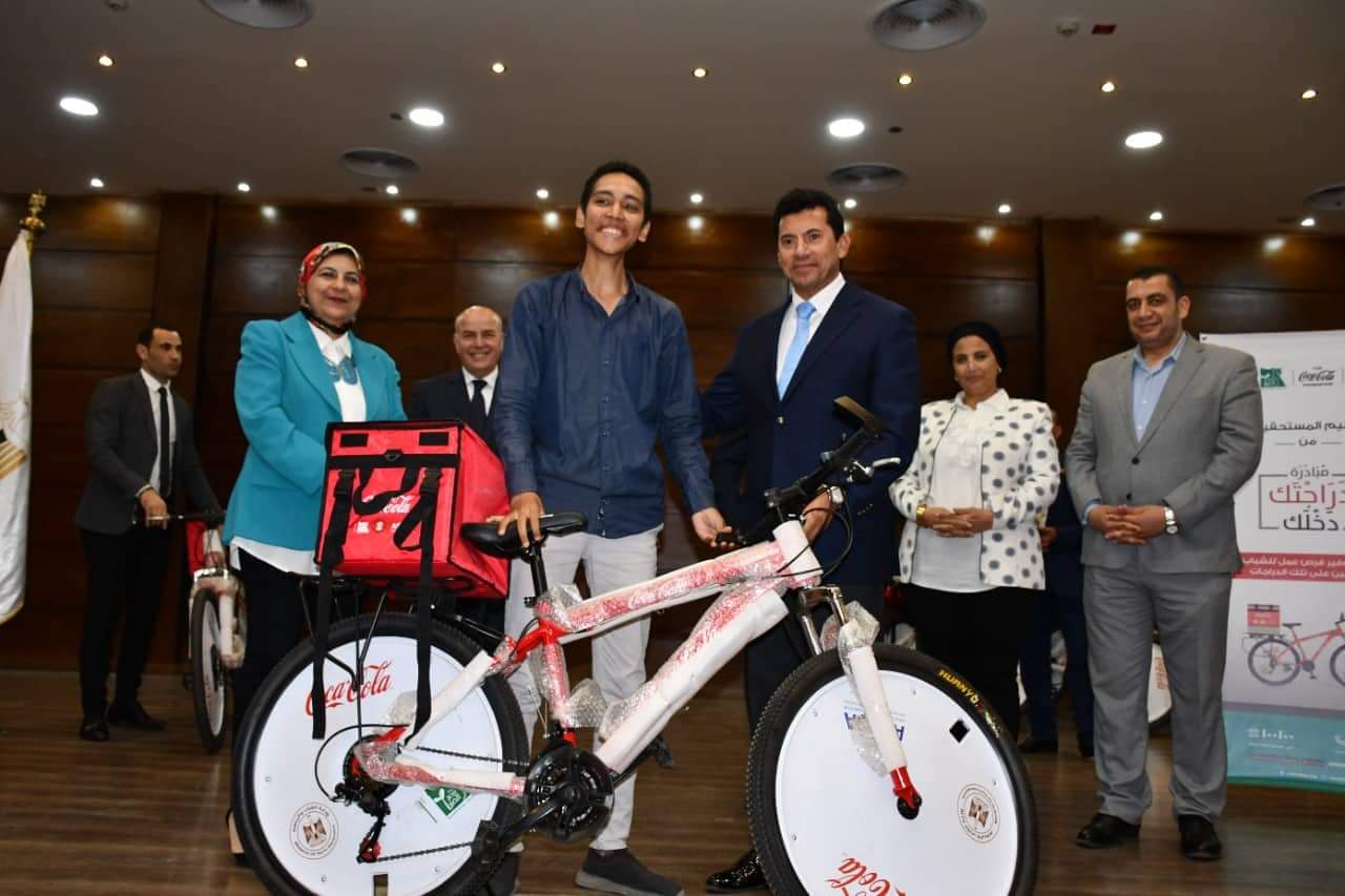 وزير الشباب والرياضة يسلم الدفعة  الثانية من مبادرة 