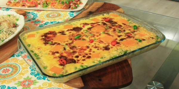 طريقة عمل صينية بالأرز البسمتى والبسلة مع الدجاج والجبن