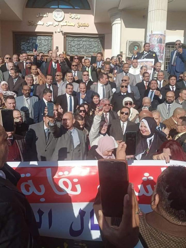 حشد من المحامين أمام محكمة مطروح لدعم محامي مطروح