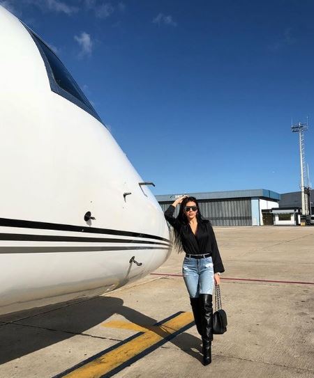 جورجينا بجانب طائرتها الخاصة