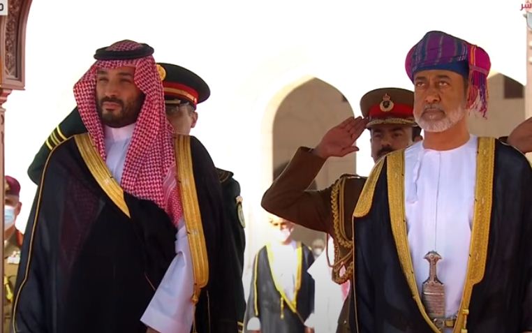 السلطان هيثم يمنح ولي العهد السعودي وسام عُمان المدني من الدرجة الأولى