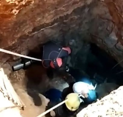 إنقاذ شخصين سقطا في حفرة