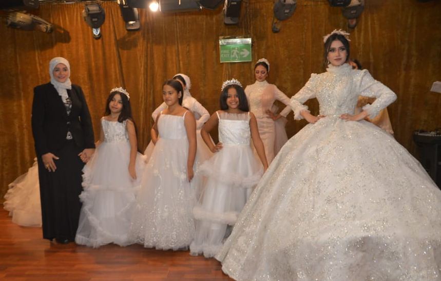 طلاب داخل مدرسة