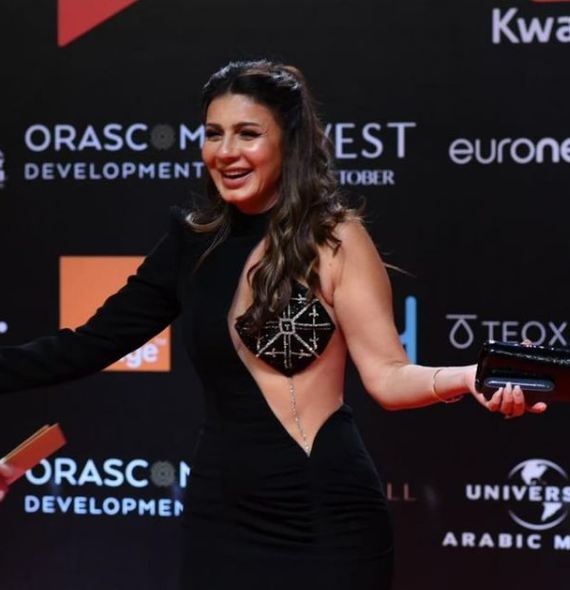 فريدة تمرازا تكشف تفاصيل تصميم فستان نجلاء بدر في افتتاح الجونة 