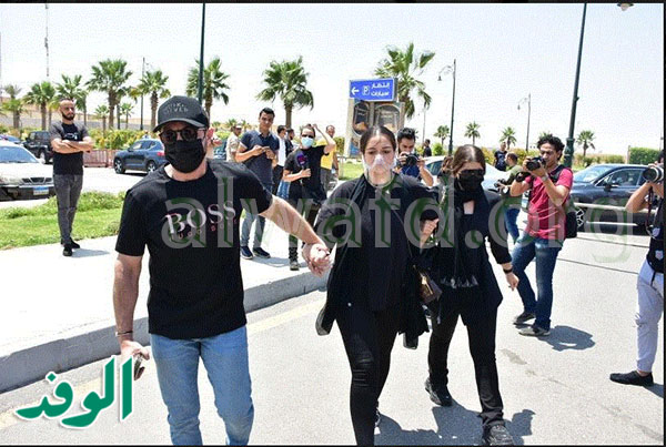 ليلى وملك أحمد زاهر في عزاء دلال عبد العزيز